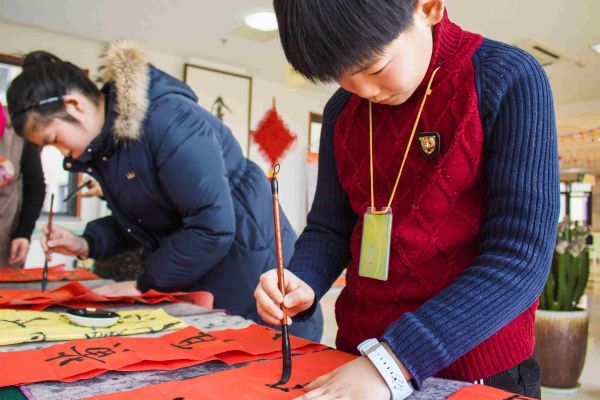 挥毫洒墨写祝福 老少同乐 贺新年