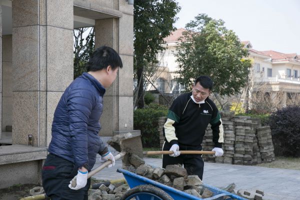 撸起袖子加油干——南京市职工疗养院员工自己动手铺路刷墙
